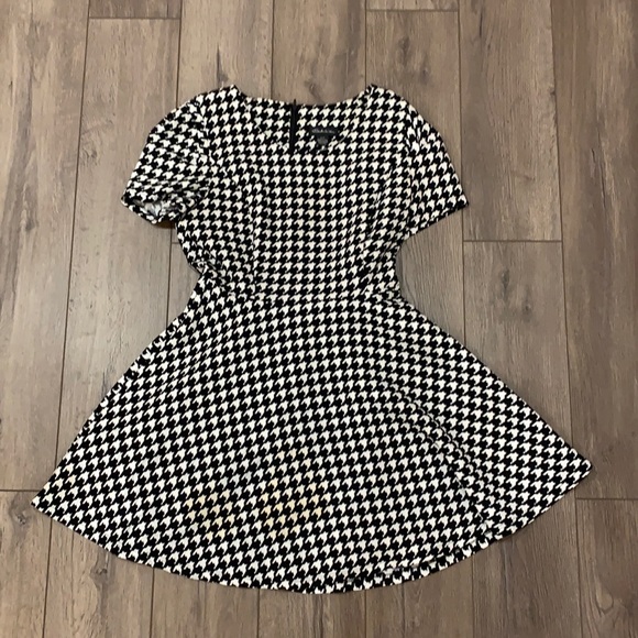 White and black patterned dress - Picture 1 of 3